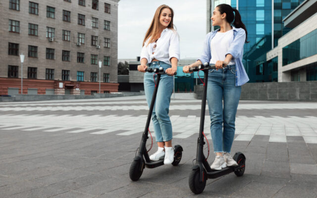 Zwei Frauen fahren auf E-Scooter