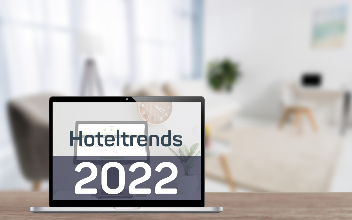 Aufgeklappter Laptop worauf Hoteltrends 2022 steht
