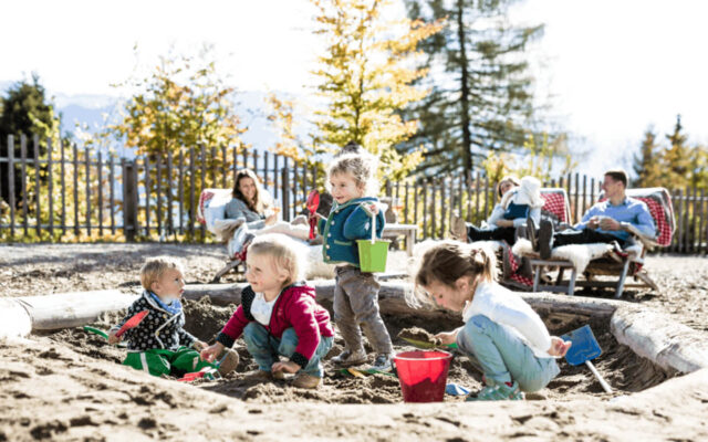 Kinder spielen auf dem Spielplatz des Allgäuer Berghofs