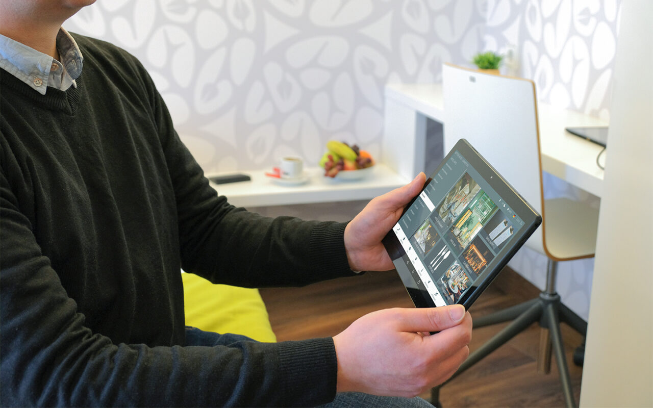 In-Room Tablet in der Hand