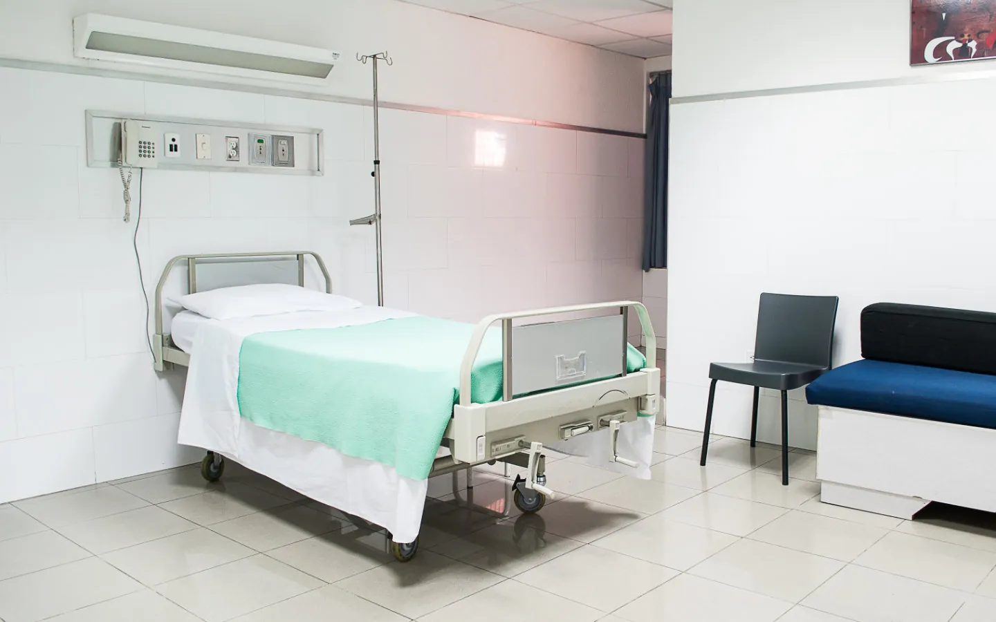 Zimmer im Krankenhaus mit Bett