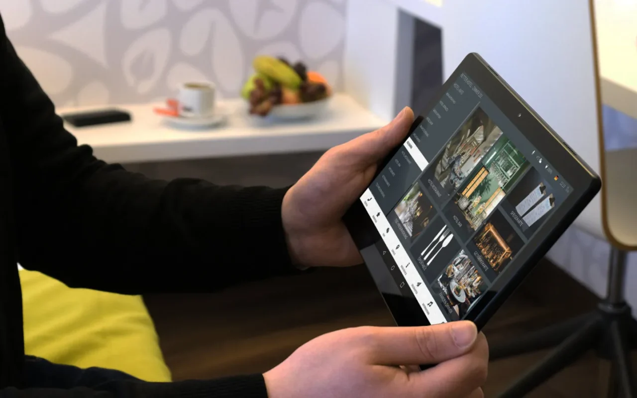 Hotelgast nutz die digitale Gästemappe im Hotelzimmer