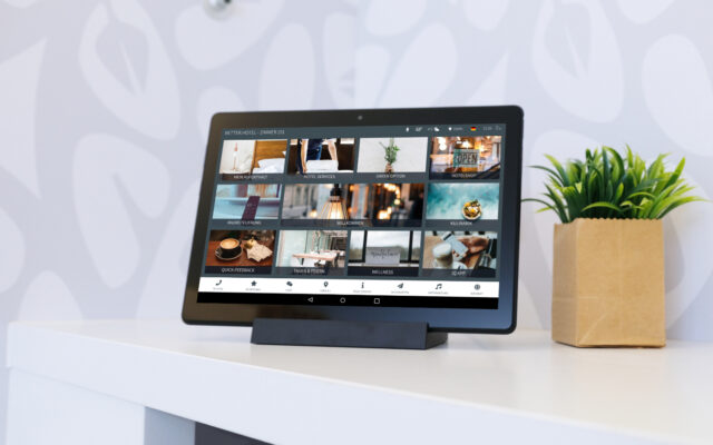 Digitale Gästemappe auf dem In-Room Tablet steht auf Nachttisch im Hotelzimmer