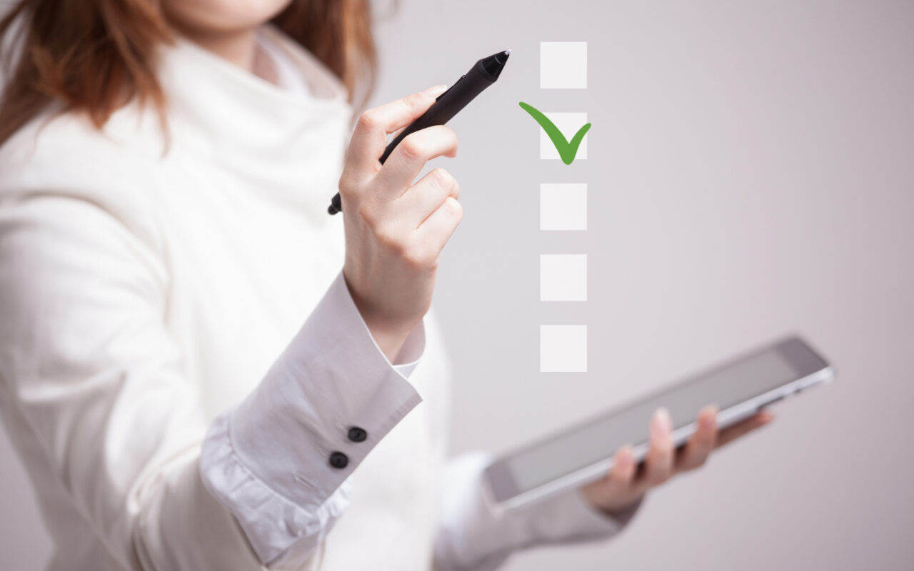 Frau beim Überprüfen einer Checkliste