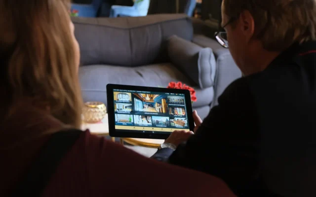 zwei gäste schauen sich die digitale Gästemappe auf dem Tablet vom Hotel van der valk an