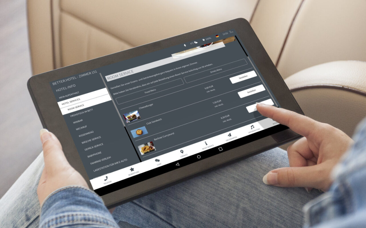 Hotelgast bestellt Roomservice über digitale Gästemappe