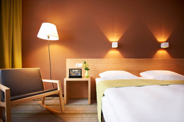 Hotelzimmer Hotel Zugbrücke Grenzau mit digitaler Gästemappe better.guest neben Bett