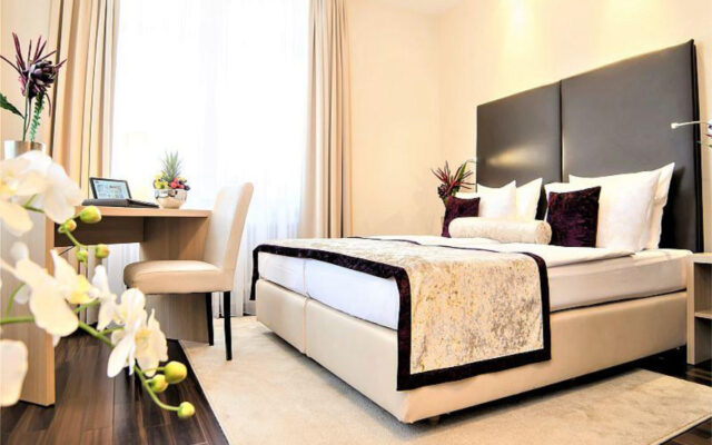 Hotelzimmer im Hotel Merkur Baden-Baden mit digitaler Gästemappe better.guest auf dem In-Room Tablet