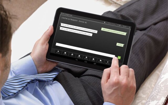 Hotelgast chattet mit der Rezeption über die neue Live Chat Funktion der digitalen Gästemappe