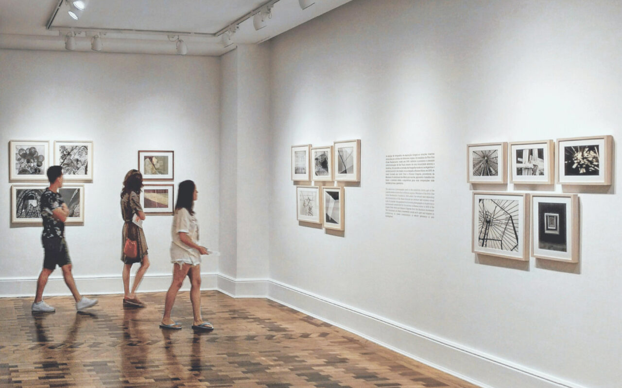 Besucher besichtigen eine Kunstgalerie