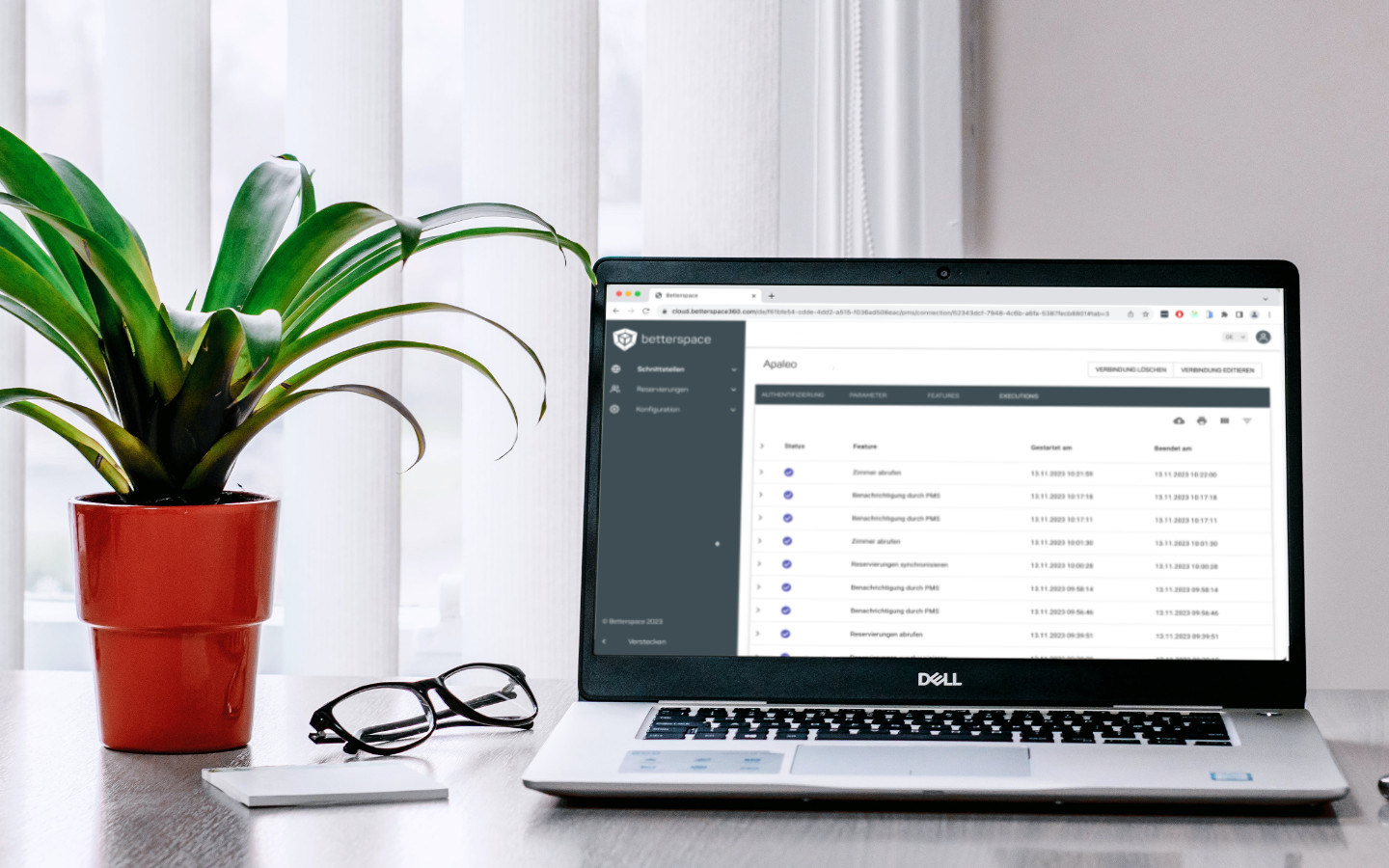 laptop steht auf schreibtisch neben einer pflanze auf dem laptop sieht man die übersicht von better.integrations