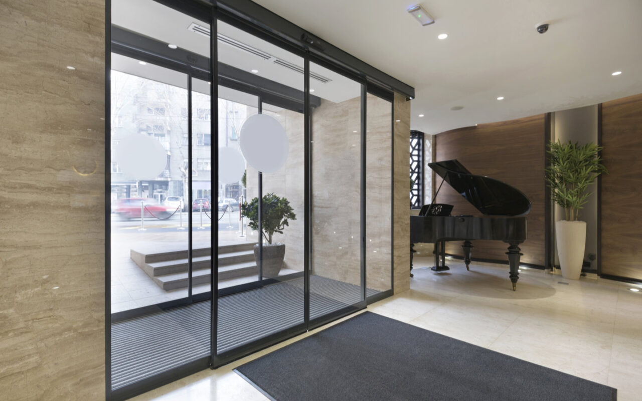 Eingang einer Hotel-Lobby mit einem Klavier