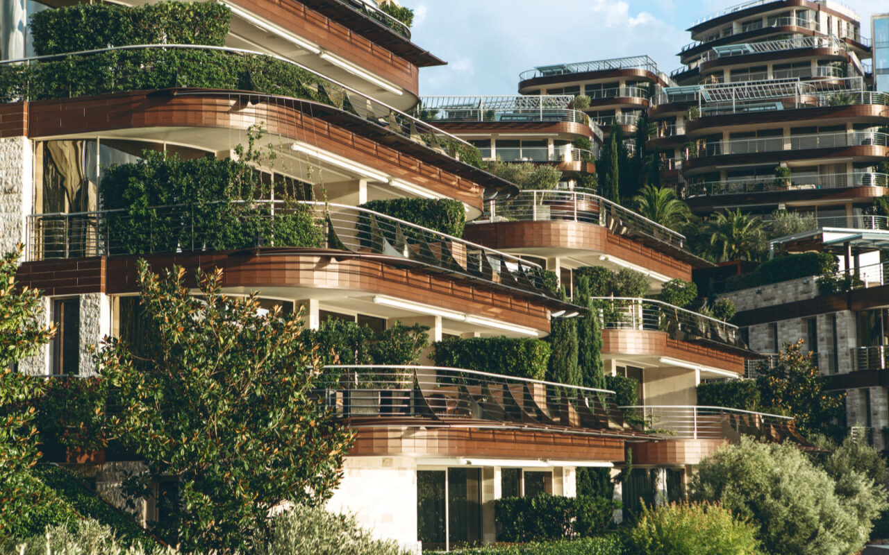 Blick auf ein modernes Hotel mit vielen Pflanzen