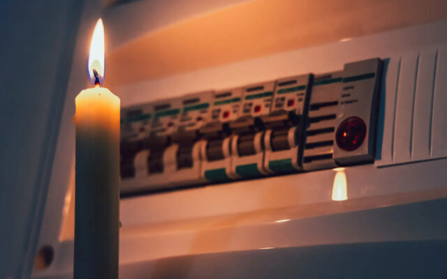 Kerze vor Sicherungskasten bei Stromausfall