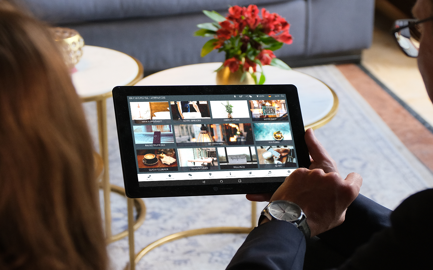 Digitale Gästemappe better.guest auf dem In-Room Tablet in der Hand eines Gasts