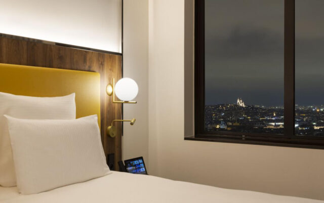 Hotelzimmer im Hotel Pullman Paris Montparnasse mit digitaler Gästemappe better.guest auf In-Room Tablet