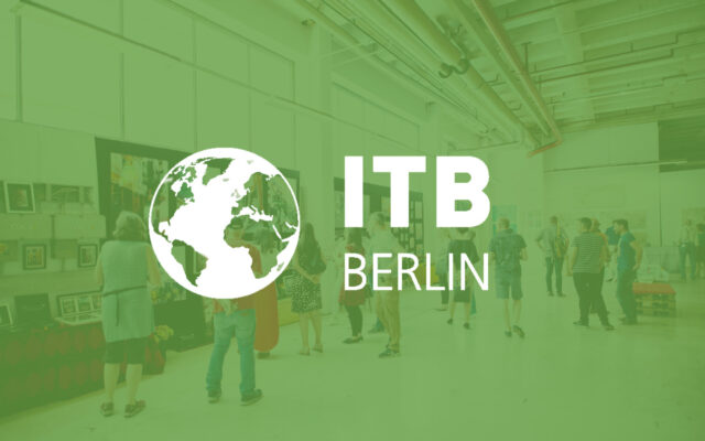 Logo der ITB auf grünem Hintergrund mit Messebesuchern auf Veranstaltung
