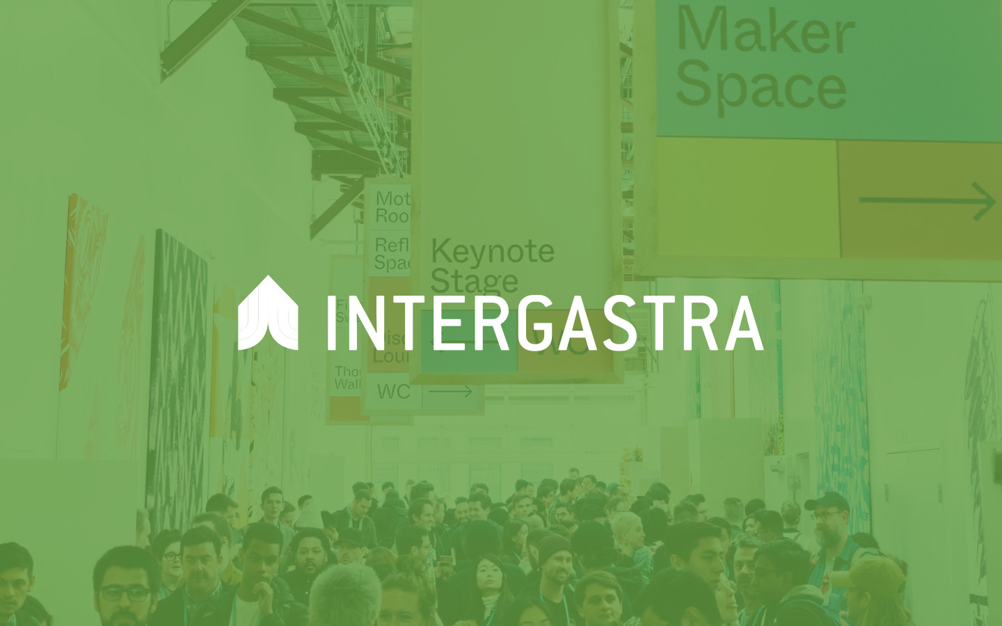 Logo der Intergastra auf grünem Hintergrund mit Messebesuchern
