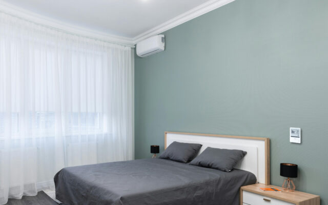 Fan coils und fan coil thermostat im hotelzimmer