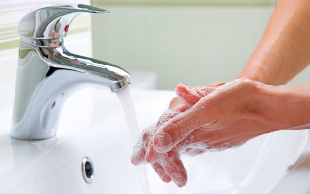 Nachhaltigkeit auch beim Händewaschen-Waschbecken Hände waschen am laufenden Wasserhahn