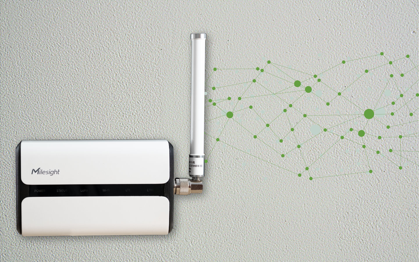 LoranWAN Gateway an einer Wand mit Netzwerk