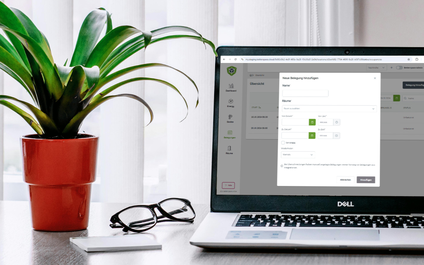 Laptop auf Tisch mit better.energy - Control Einstellung belegungspläne