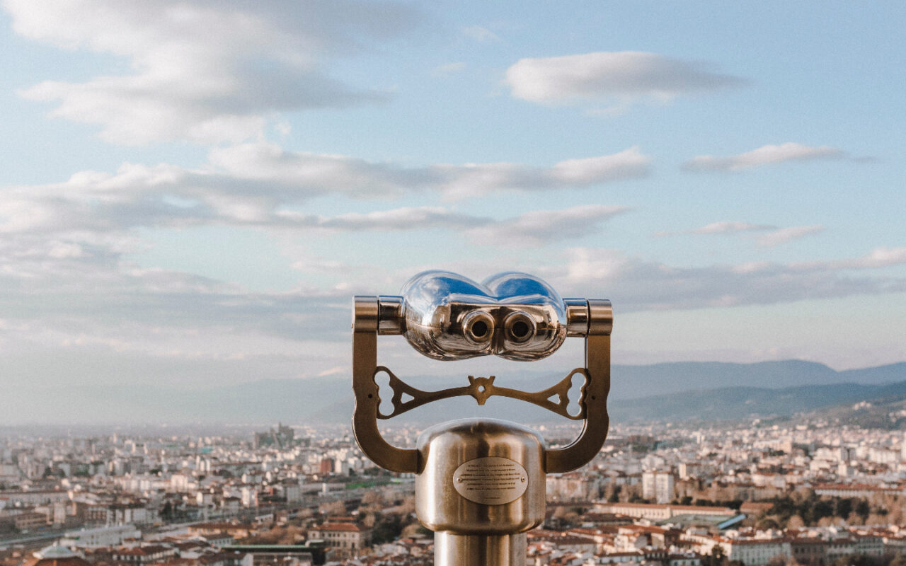 Fernglas mit Ausblick über Stadt