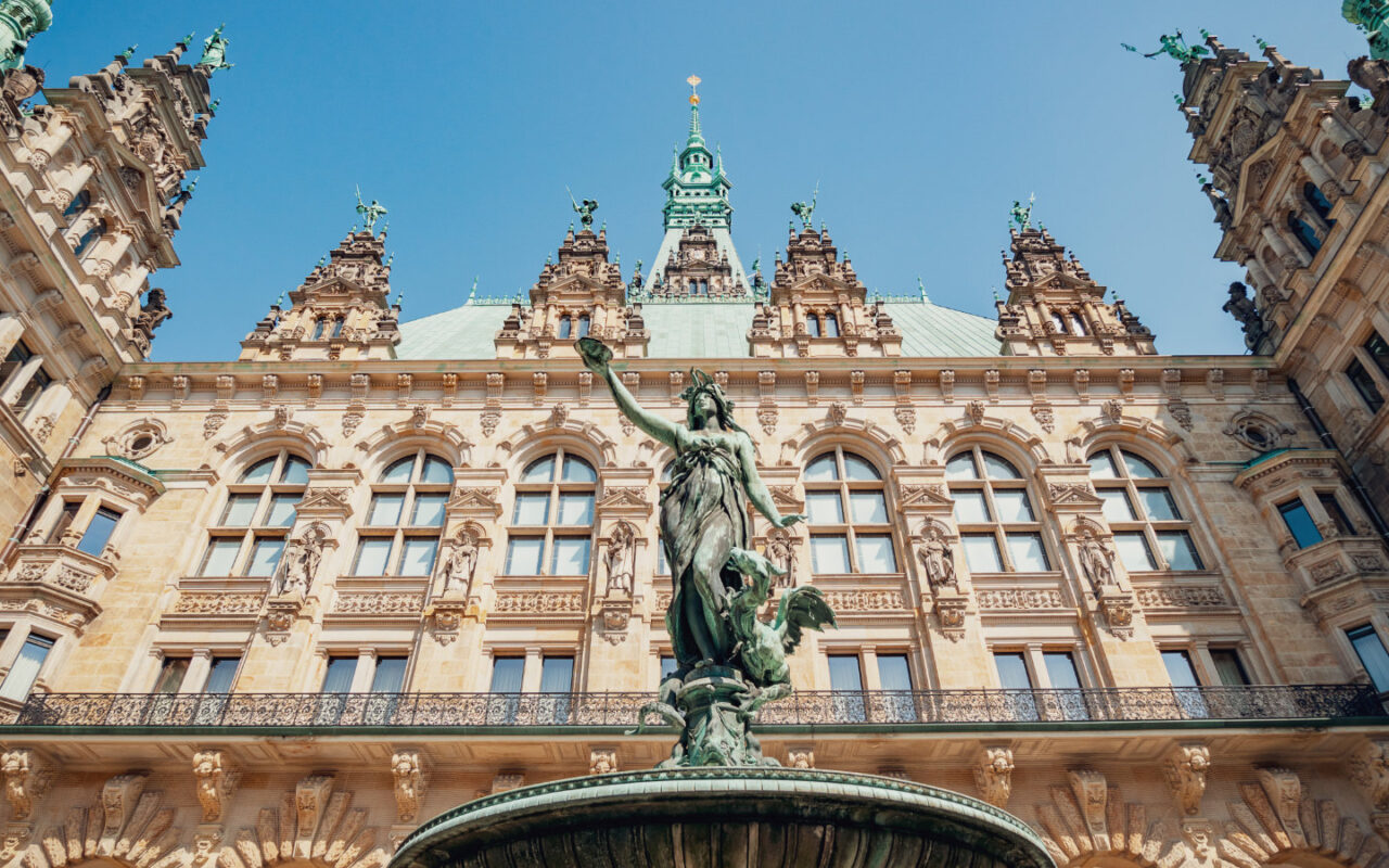 Rathaus öffnetlichen Gebäude Eingangberiech mit Brunen