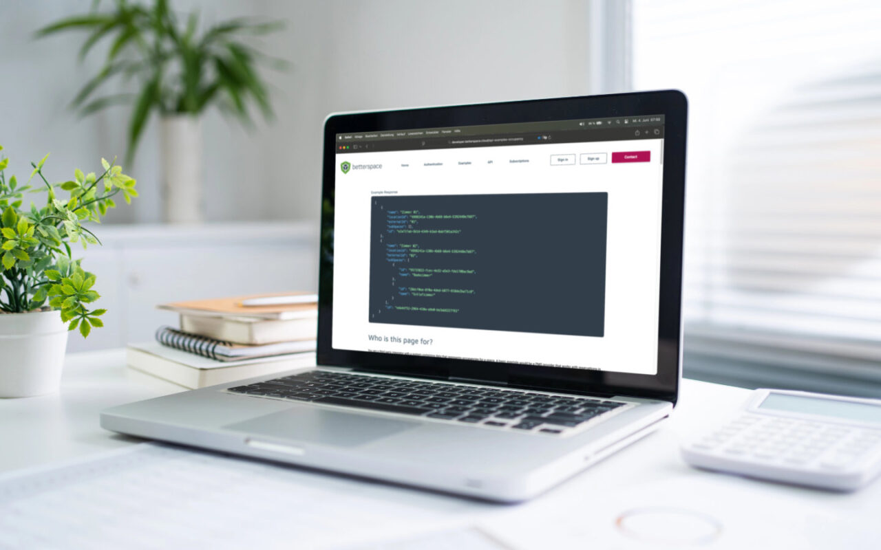 Laptop auf Schreibtisch mit Open APi Plattform von Betterspace better.integrations