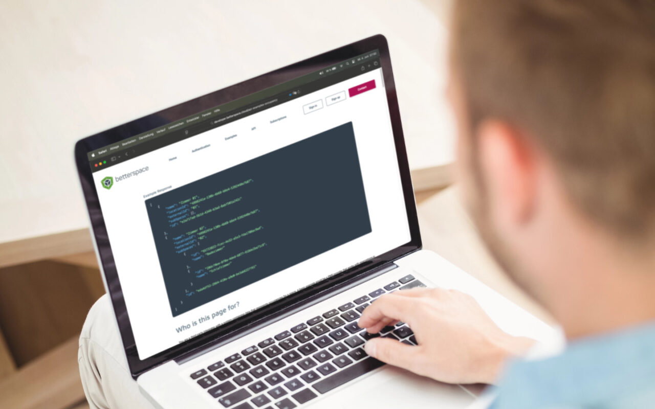 Entwickler nutzt better.integrations Open API Plattform am Laptop