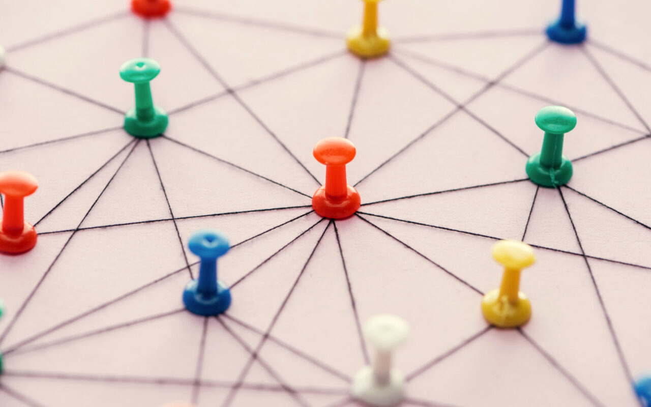Netzwerkdarstellung mit Pins und Faden
