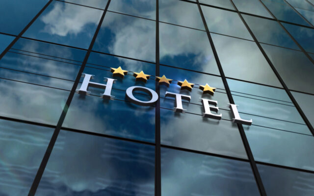 Hotel-Fassade mit fünf Sternen Hotelklassifizierung