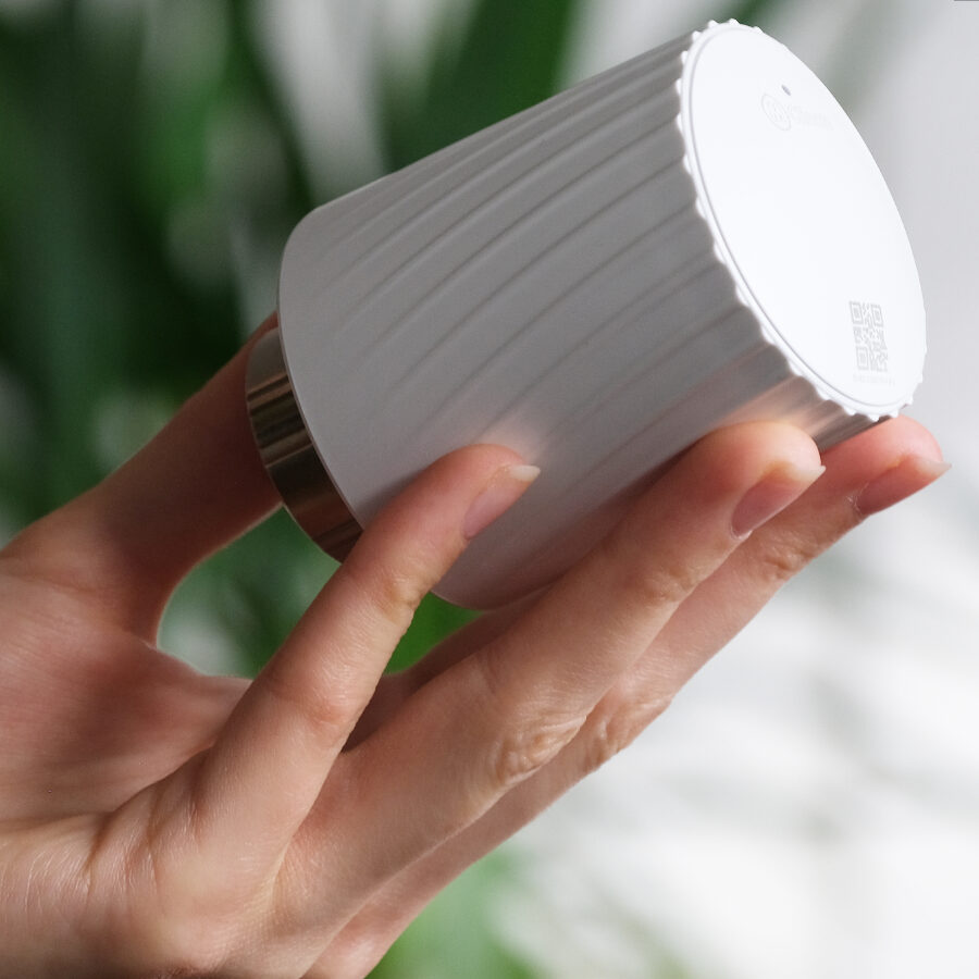 hand hält heizkörperthermostat von mclimate