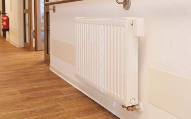 Nicht steuerbares Thermostat von dnt am Heizkörper im Flur