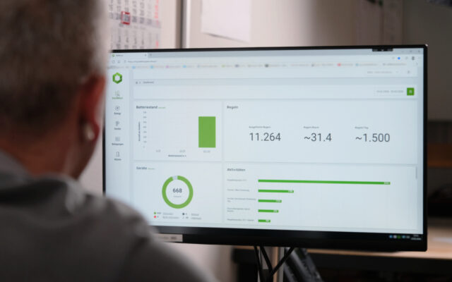 Techniker schaut auf better.energy Dashboard