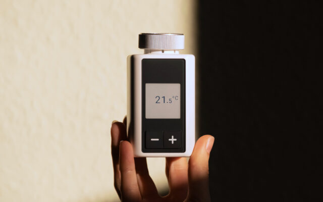 LoRaWAN-Thermostat von dnt in Hand