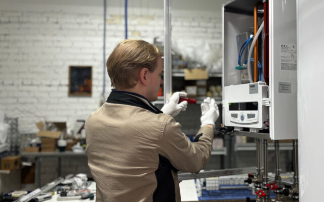 Facility Manager arbeitet an heizung