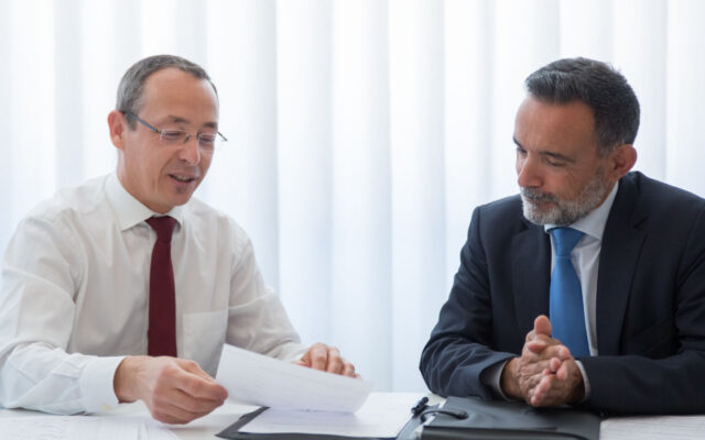 verhandlang pflegesätze zwei männer schreibtisch vertrag