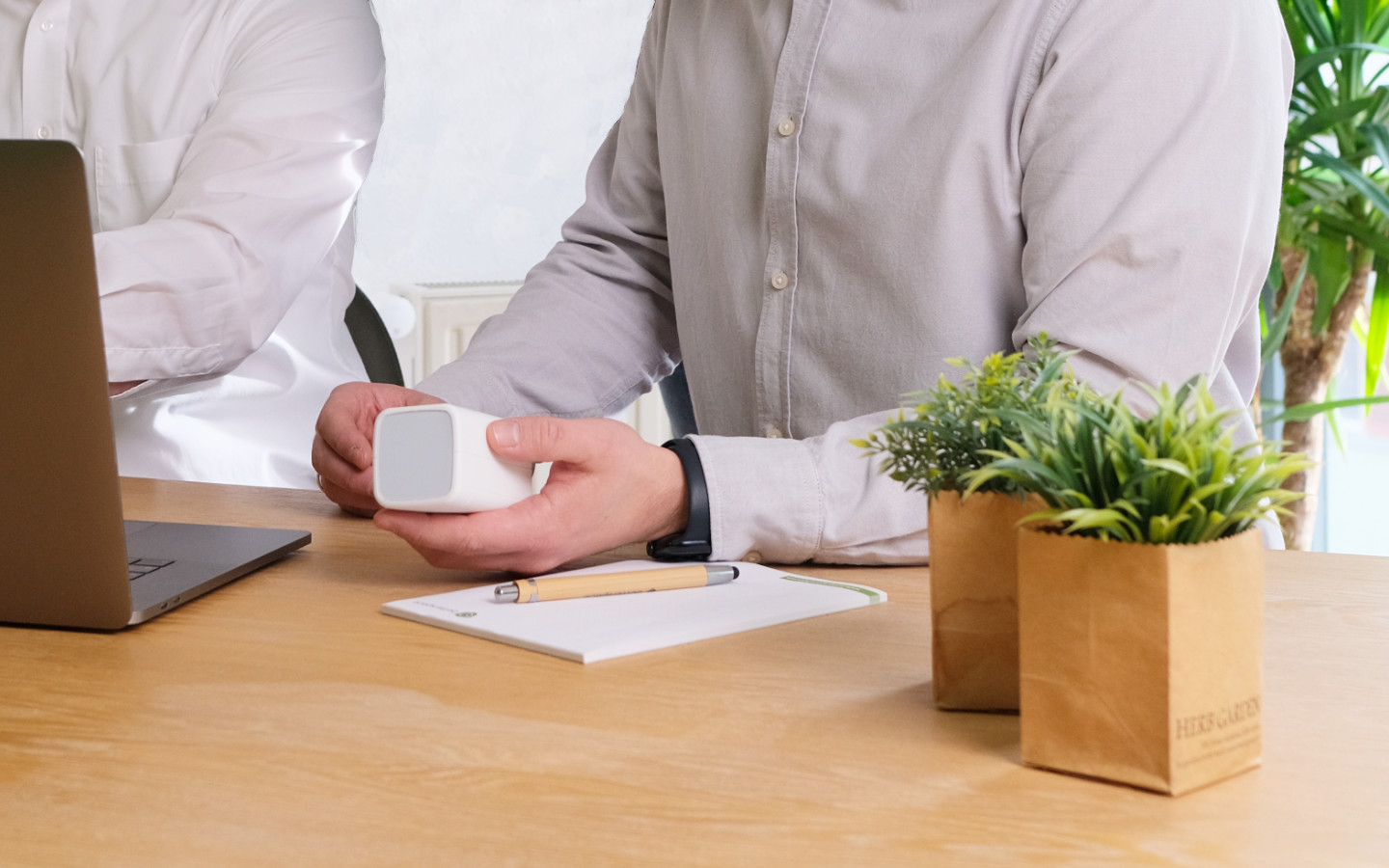 contracting verhandlung schreibtisch